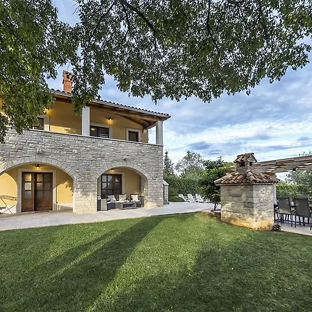 Magnificent In With Swimming Pool *